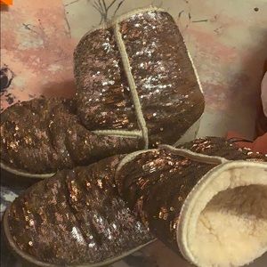 Used reversible sequin Ugg’s